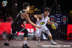 B体育新闻-激情四射的比赛场面，球员们拼命拼搏全力以赴