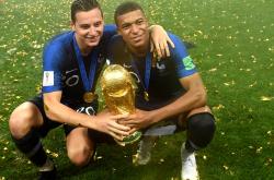 B体育官网入口-巨人之争，足球世界迎来顶级对抗的简单介绍