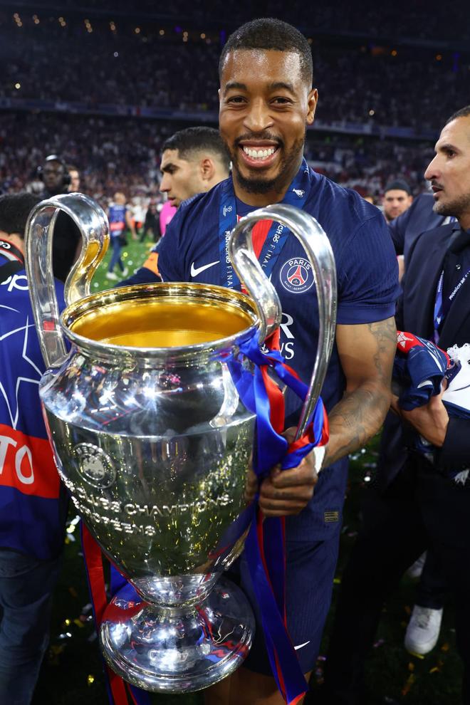 皇家马德里继续高居巅峰，捧起欧冠冠军奖杯，一战燃名的简单介绍