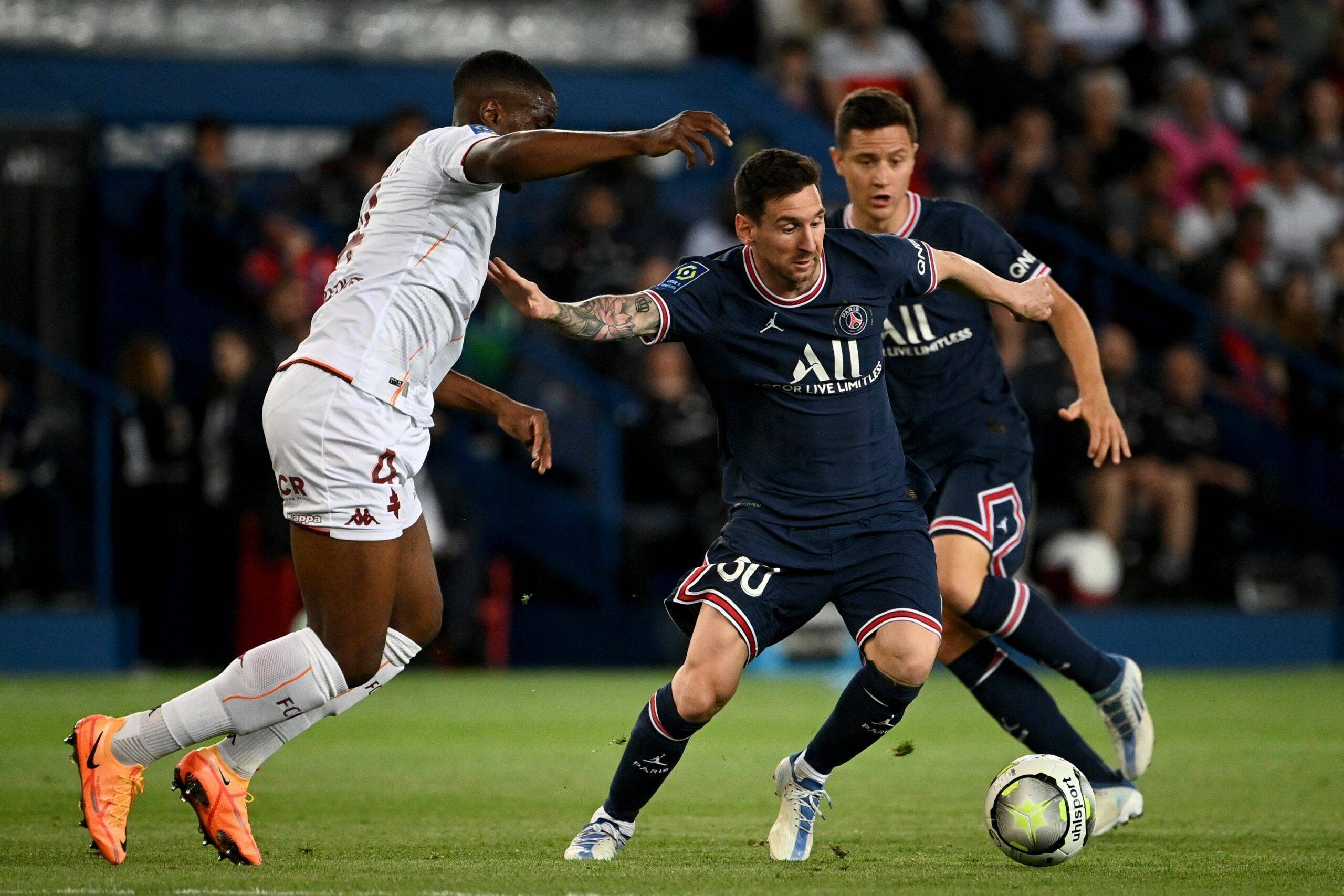 足球赛场上的精彩瞬间让人心驰神往，沉醉其中