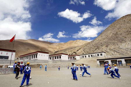 西藏女足球队实力雄厚，备受瞩目