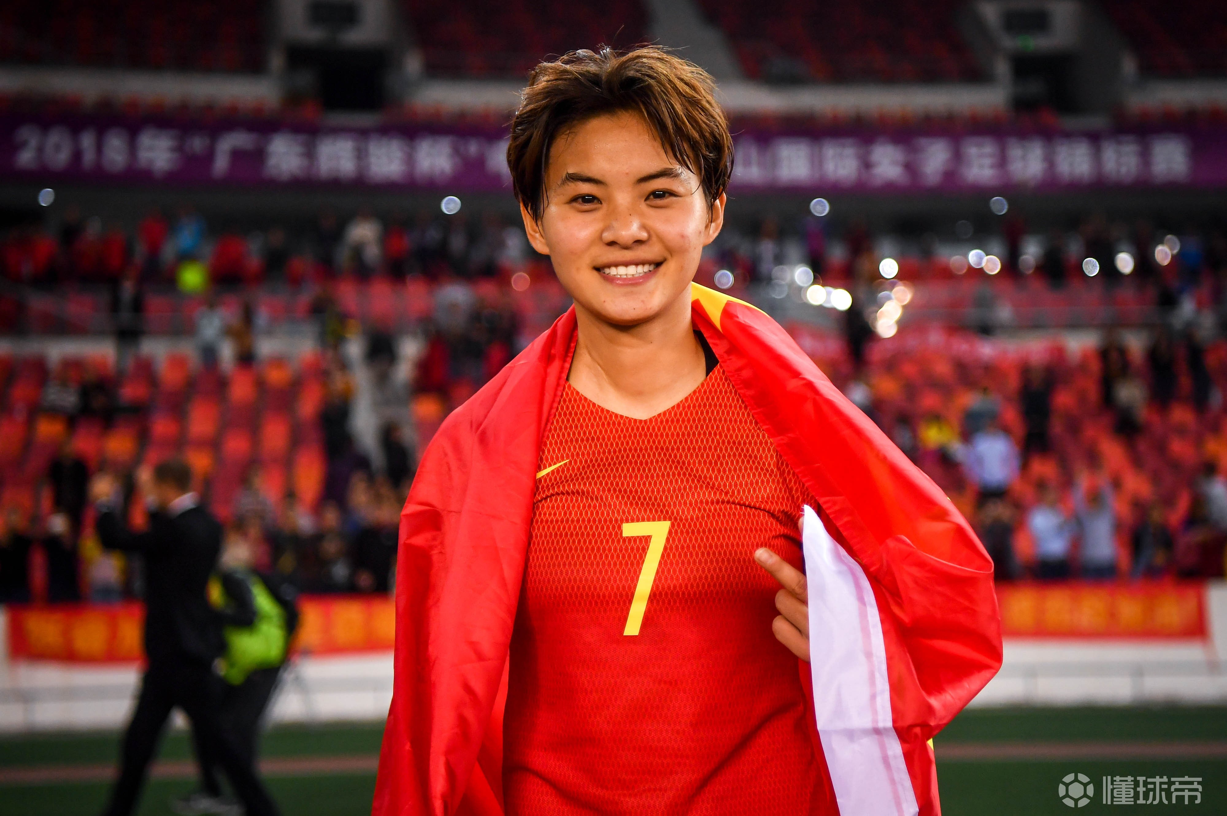 世界级足球赛事，女运动员迸发激情