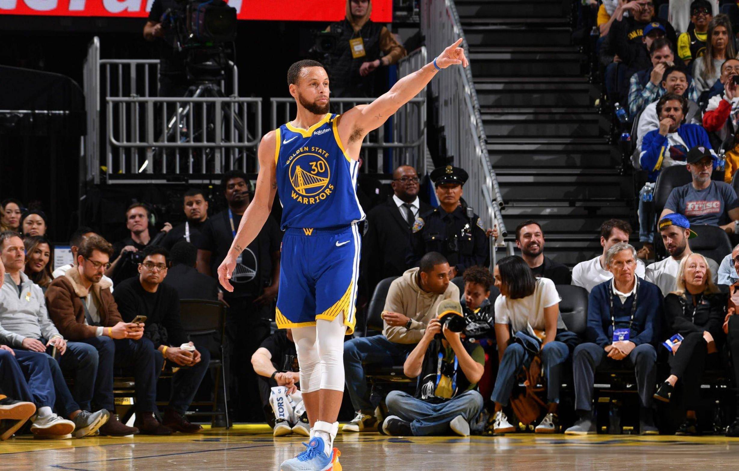 包含勇士主场大胜，库里砍下高效得分帮助球队取胜的词条