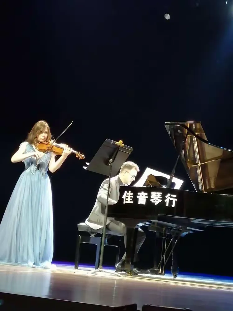 包含罗马尼亚代表团喜迎佳音，获得田径铜牌的词条