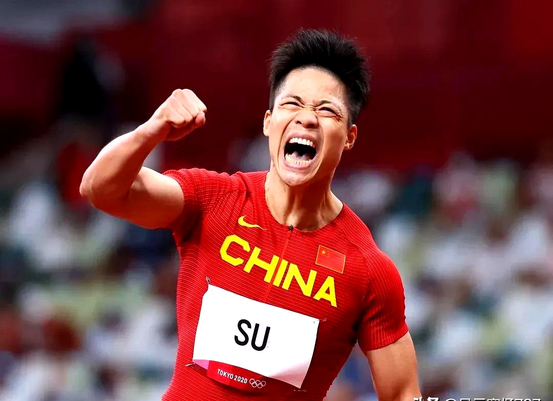 关于国家队运动员在赛场上全力拼搏，赢得掌声的信息