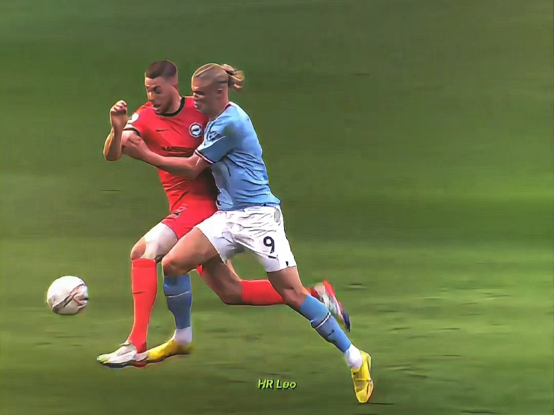 足球赛场上强强对抗，场面火爆非凡