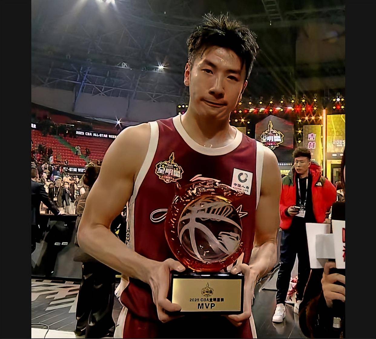 关于球员精准投篮技惊四座备受赞誉的信息