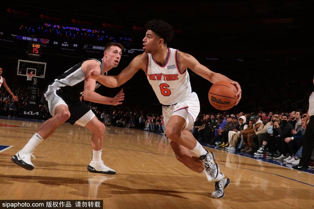 「尼克斯胜下马刺，巴雷特狂砍25+」的简单介绍