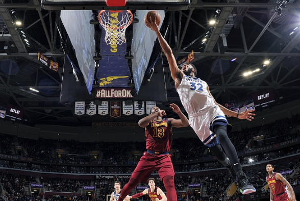 雄鹿擒下黄蜂，继续保持不败